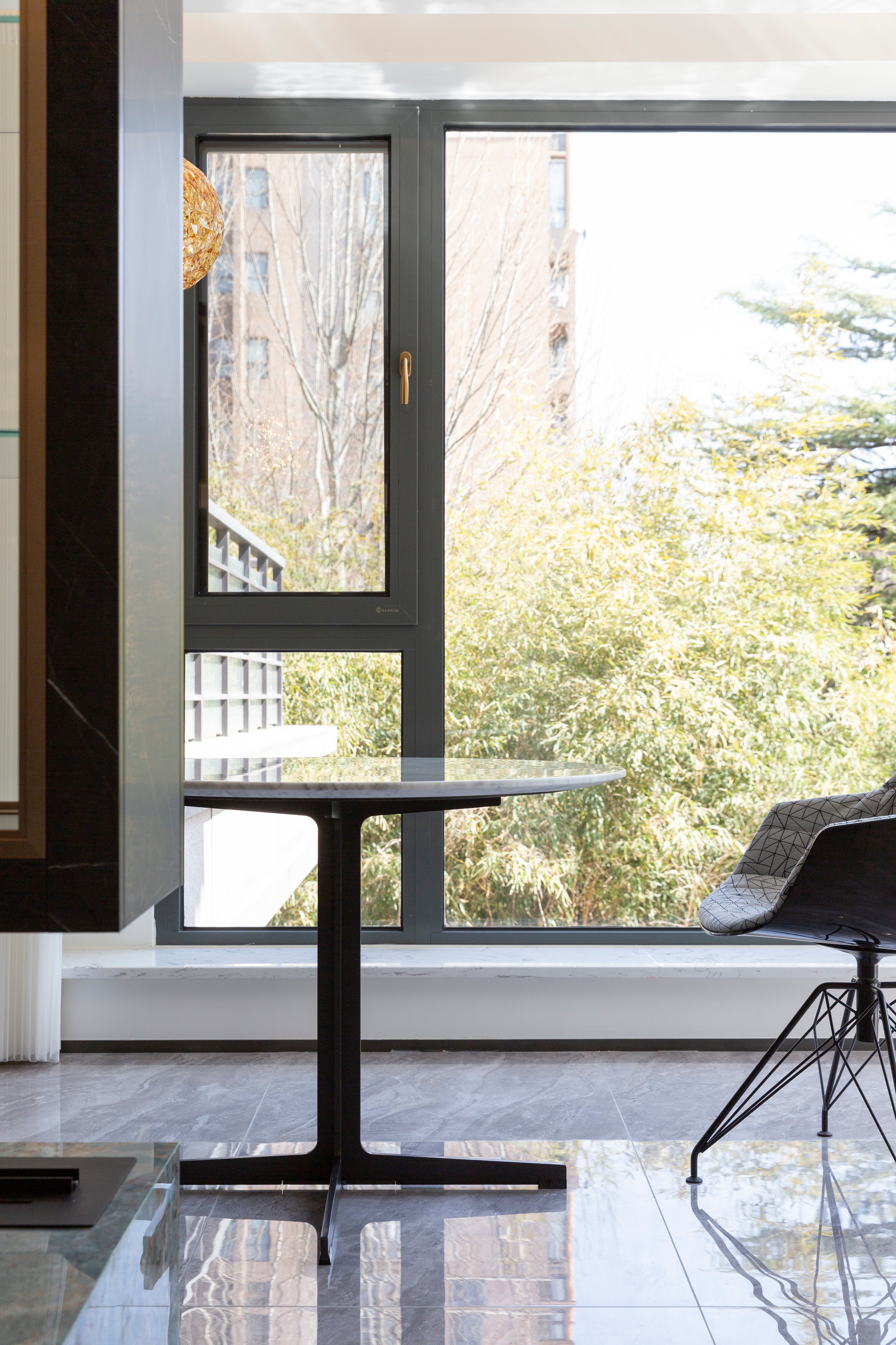 Vary Round Dining Table